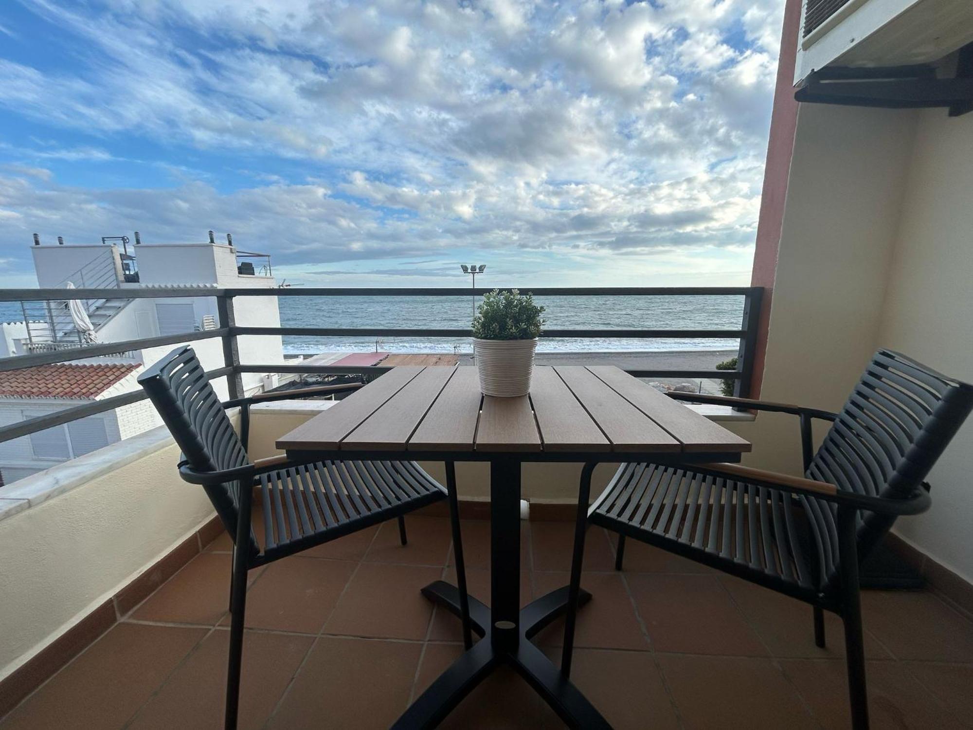 Maravilloso Apartamento En Primera Linea De Playa Con Vistas Al Mar En Caleta De Velez 2 D Εξωτερικό φωτογραφία