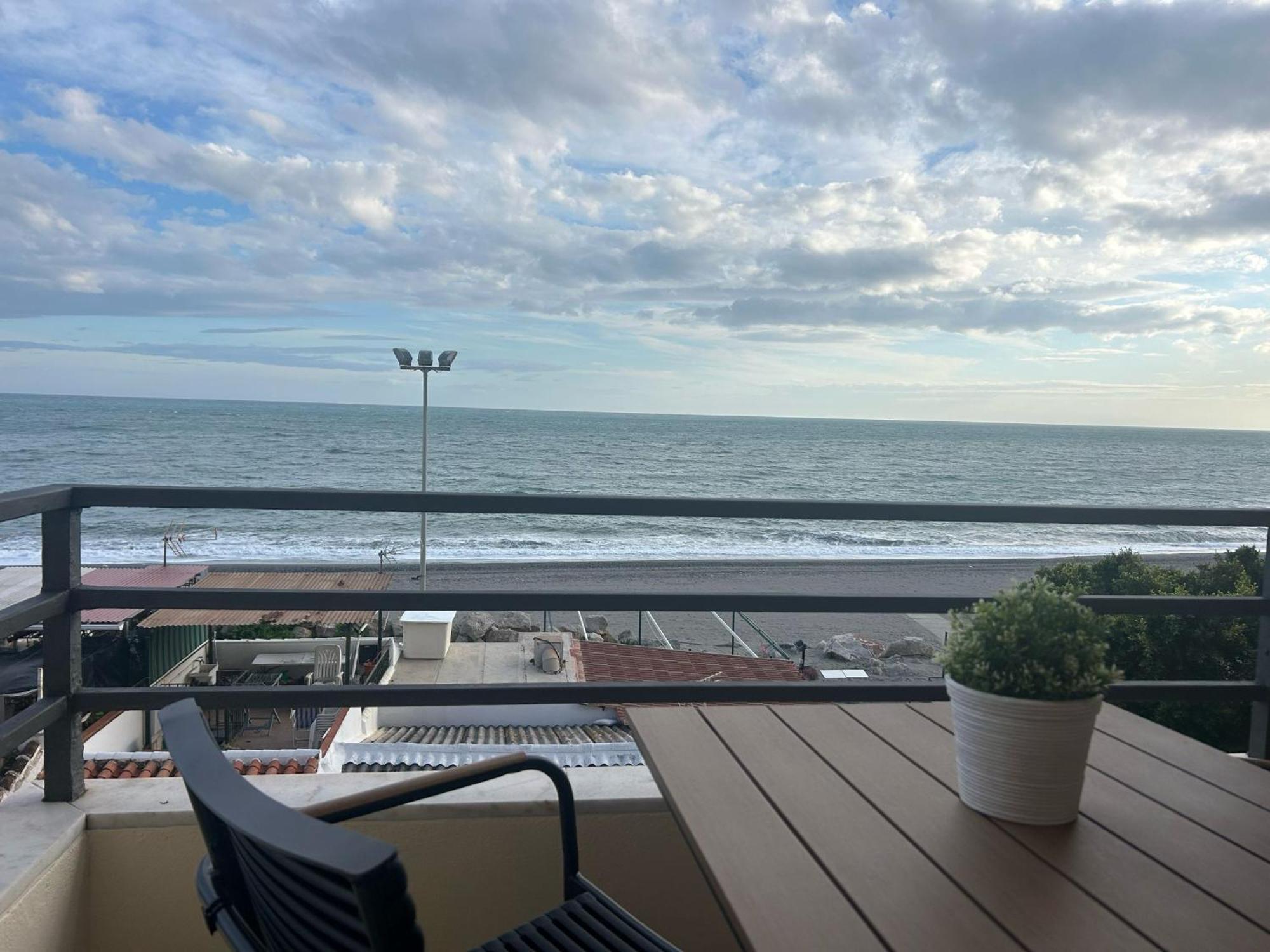 Maravilloso Apartamento En Primera Linea De Playa Con Vistas Al Mar En Caleta De Velez 2 D Εξωτερικό φωτογραφία