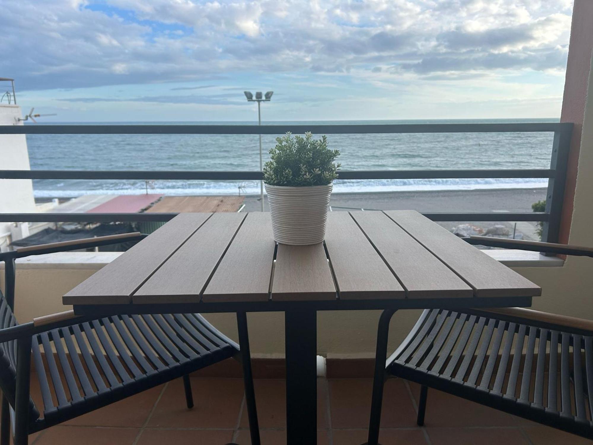 Maravilloso Apartamento En Primera Linea De Playa Con Vistas Al Mar En Caleta De Velez 2 D Εξωτερικό φωτογραφία
